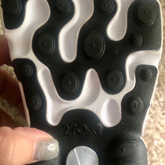 Like New Nike Women’s Air Max 270 - Picture 7 of 8